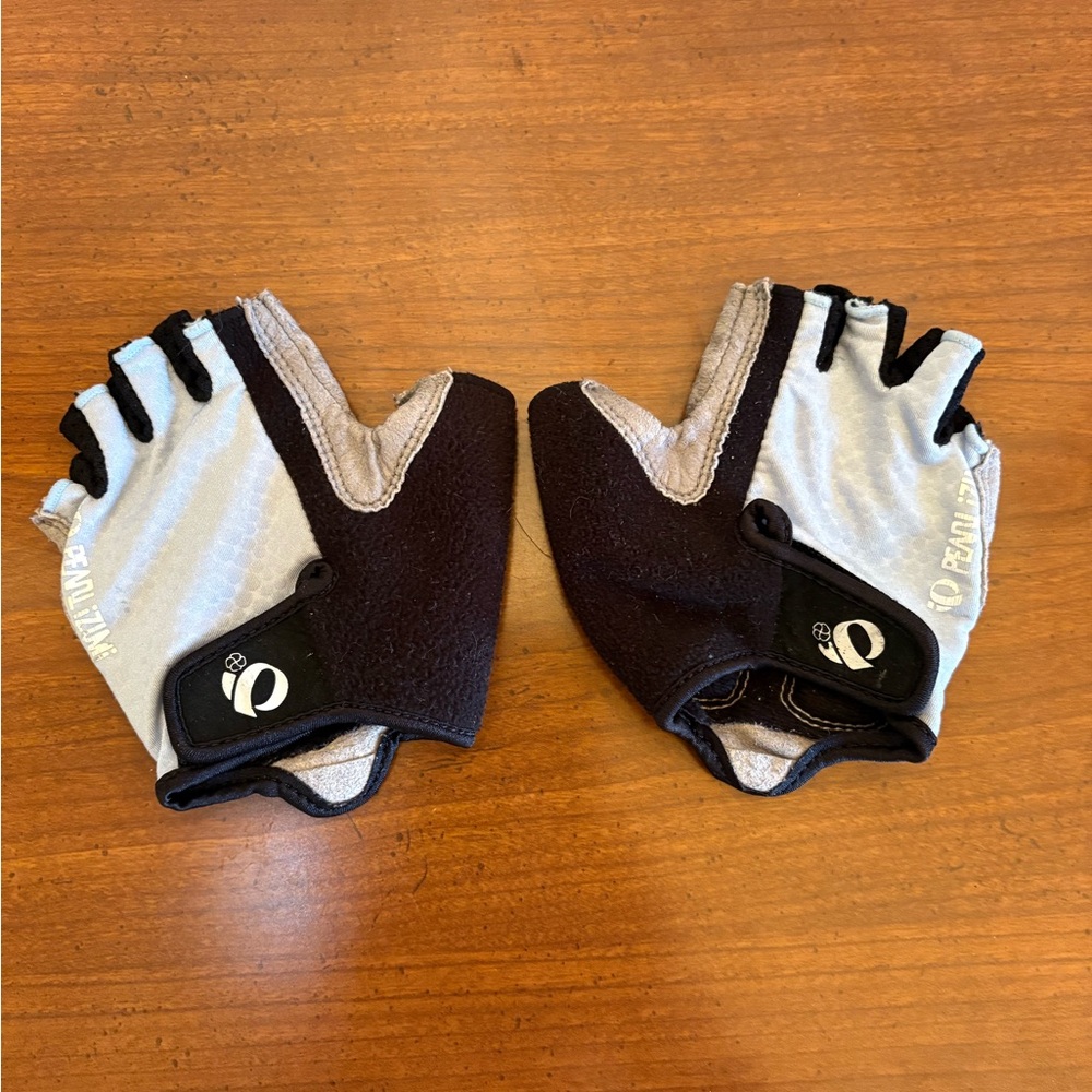 Youth Pearl Izumi Black and Light Blue Bike Gloves